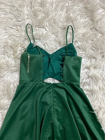 Zümrüt yeşili simli havalı şifon göğüs petli şık abiye - Görsel 5