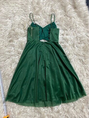 Zümrüt yeşili simli havalı şifon göğüs petli şık abiye - Görsel 4