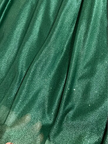 Zümrüt yeşili simli havalı şifon göğüs petli şık abiye - Görsel 3