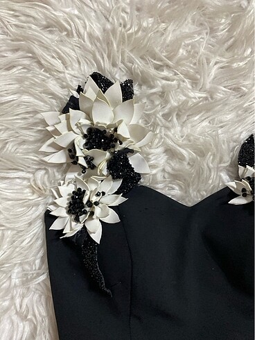 Siyah beyaz çiçek aksesuarlı askılı şık kısa abiye - Görsel 3