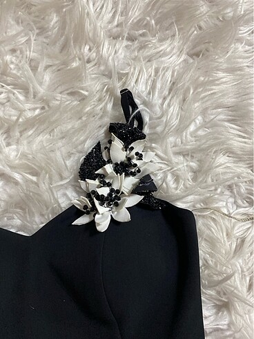 Siyah beyaz çiçek aksesuarlı askılı şık kısa abiye - Görsel 4