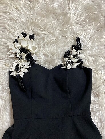 Siyah beyaz çiçek aksesuarlı askılı şık kısa abiye - Görsel 2