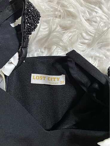 Siyah beyaz çiçek aksesuarlı askılı şık kısa abiye - Görsel 5