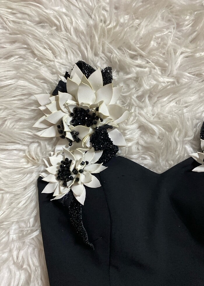 Siyah beyaz çiçek aksesuarlı askılı şık kısa abiye - Görsel 3