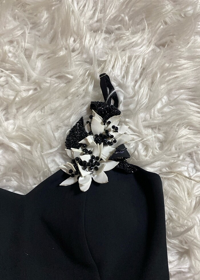 Siyah beyaz çiçek aksesuarlı askılı şık kısa abiye - Görsel 4