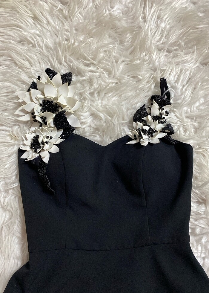 Siyah beyaz çiçek aksesuarlı askılı şık kısa abiye - Görsel 2