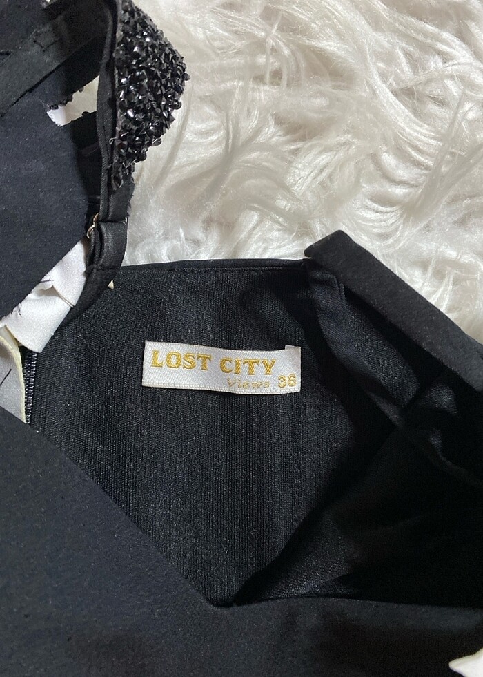 Siyah beyaz çiçek aksesuarlı askılı şık kısa abiye - Görsel 5