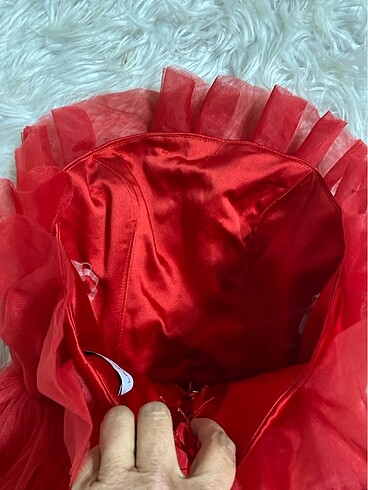 Kırmızı havalı tül detaylı korsajlı şık abiye - Görsel 5