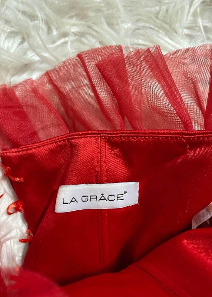 Kırmızı havalı tül detaylı korsajlı şık abiye - Görsel 3