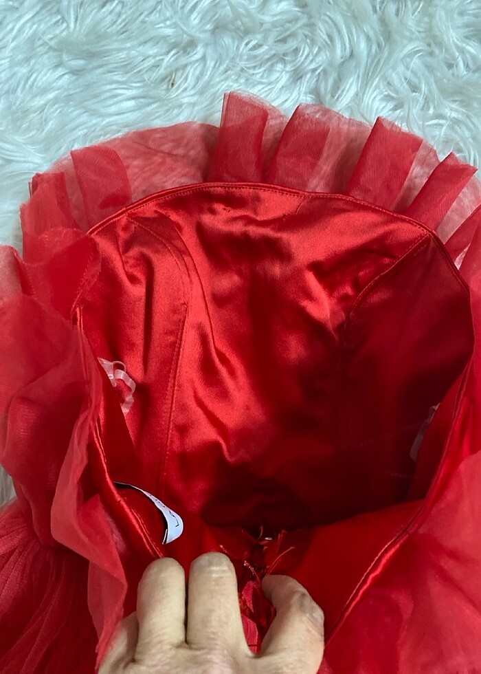 Kırmızı havalı tül detaylı korsajlı şık abiye - Görsel 5