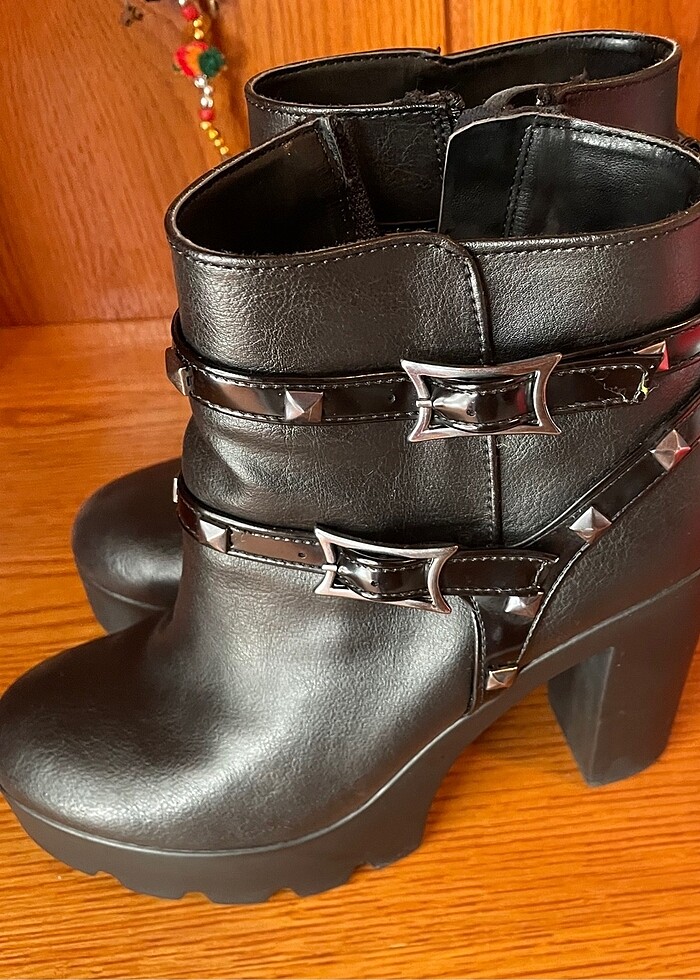 Siyah deri zımba detaylı topuklu bot - Görsel 3