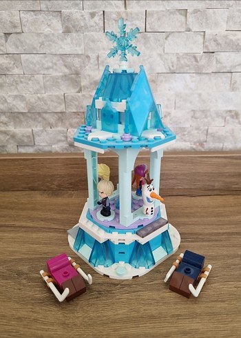 Mavi Lego Kule ve Figürler