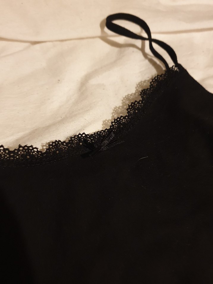 Siyah V Yaka İnce Askılı Gotik Kadın Atlet - Görsel 3