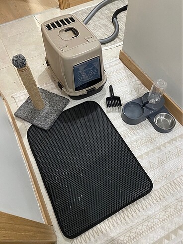 Kedi tuvaleti,tırmık tahtası,mama kabı ve matı