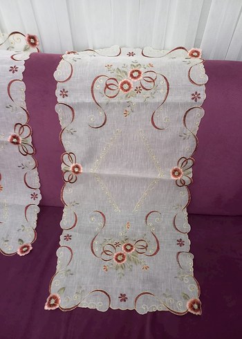 Diğer Bordo Nakışlı Masa Örtüsü