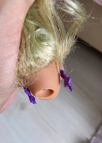 Barbie Mor Küpe Detaylı Bebek Başlığı