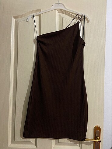 Kahverengi fitilli çift şerit detaylı tek omuz elbise