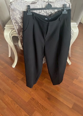 Zara Kadın Siyah Kısa Pilili Kumaş Pantolon