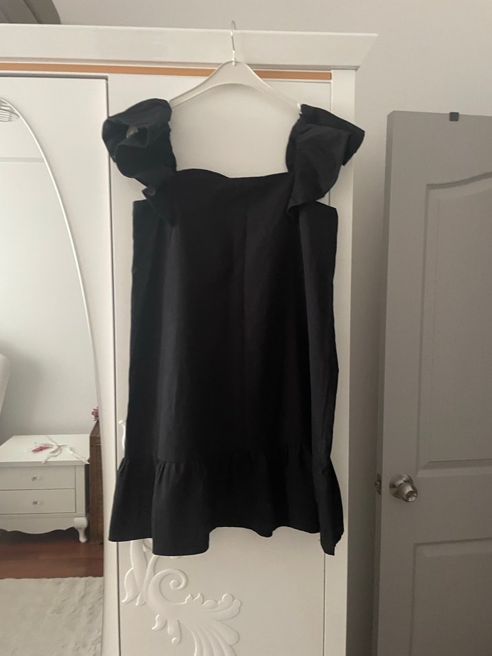 Siyah Kolsuz Mini Elbise Fırfırlı - Görsel 3