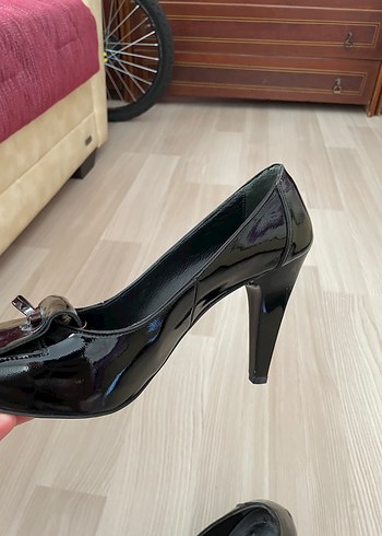 Diğer Klasik Siyah Rugan Tokalı Stiletto