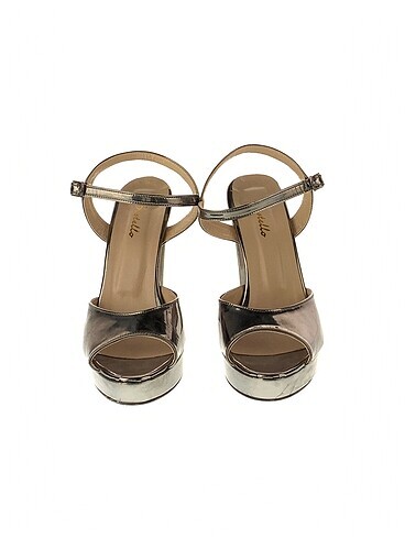 38 Beden PreLoved Sandalet %70 İndirimli.