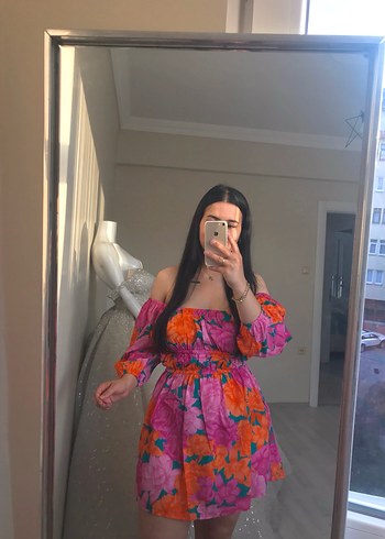 Pembe Düşük Omuzlu Bağlama Desenli Midi Elbise