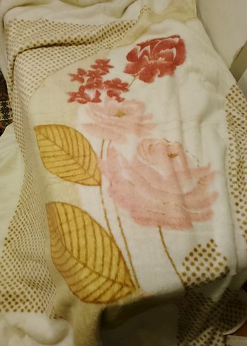 Beyaz Çiçek Desenli Pastel Battaniye