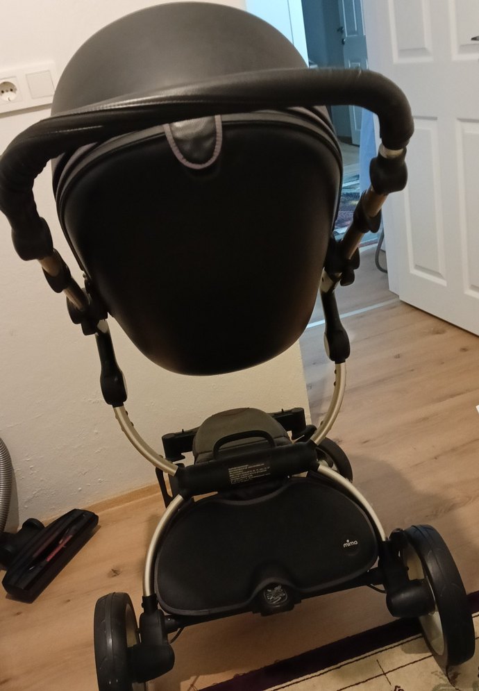 Beyaz ve Siyah Bebek Arabası - Görsel 3