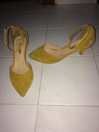 Sarı stiletto