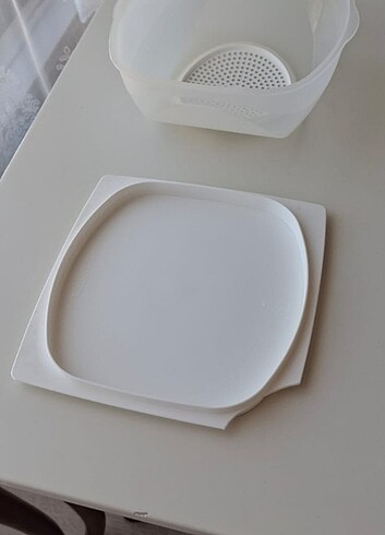 Tupperware Hiç kullanılmadı ama kenarında kırık var