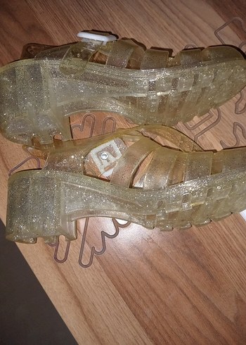 Altın parlak dolgu topuklu sandaletler