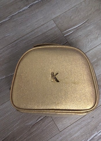 Altın renkli deri makyaj çantası