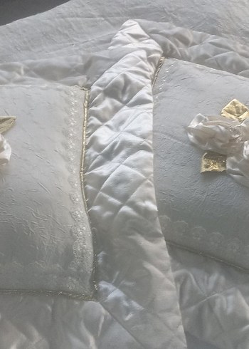 İşlemeli Parlak Beyaz Yatak Örtüsü - Görsel 3