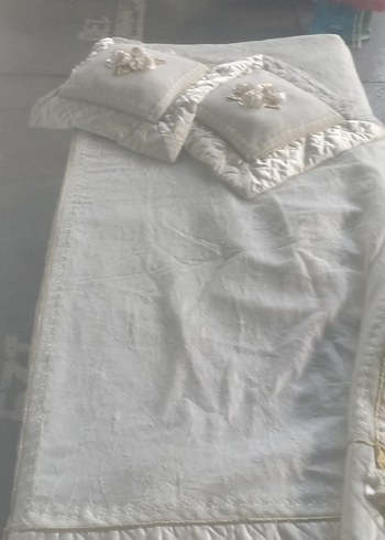 İşlemeli Parlak Beyaz Yatak Örtüsü - Görsel 2