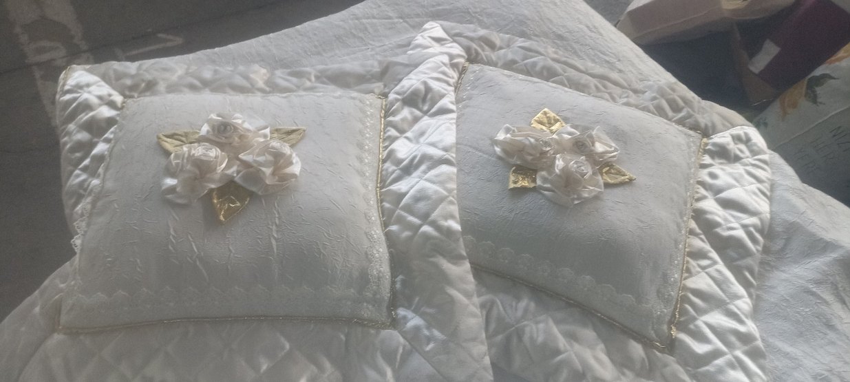 İşlemeli Parlak Beyaz Yatak Örtüsü - Görsel 3