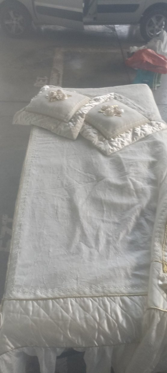 İşlemeli Parlak Beyaz Yatak Örtüsü - Görsel 2