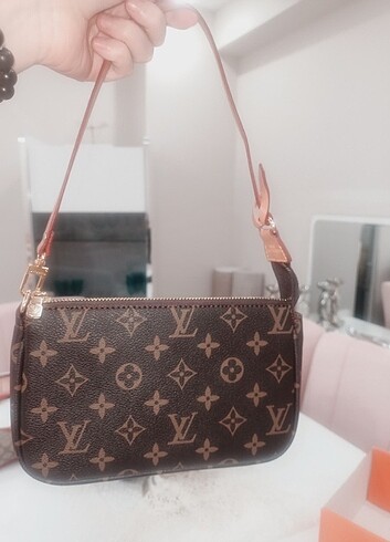 Louis Vuitton askılı deri çanta