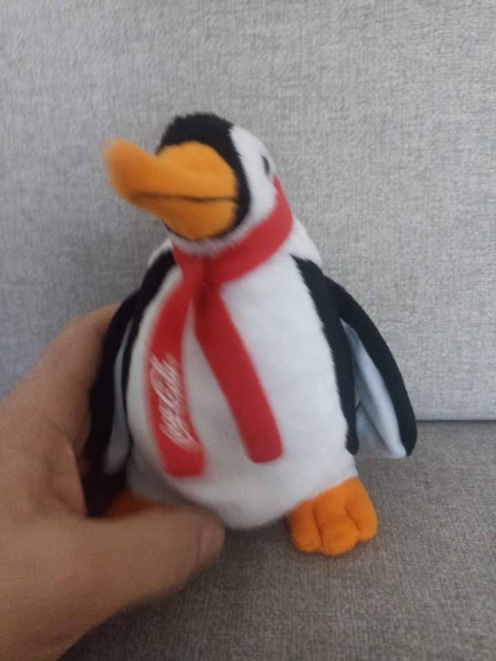 Coca-Cola Temalı Renkli Penguen Peluş Oyuncak - Görsel 2