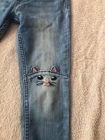 H&M Kedi detaylı kot pantolon