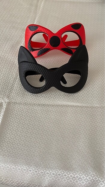 Lady bug ve kara kedi gözlük