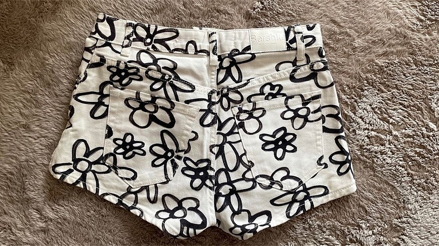 Bershka Bershka Çiçekli Beyaz Şort