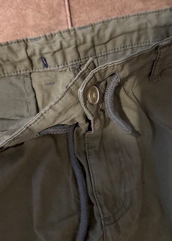 Zara Bej Keten Rahat Kesim Erkek Şort marka temsili