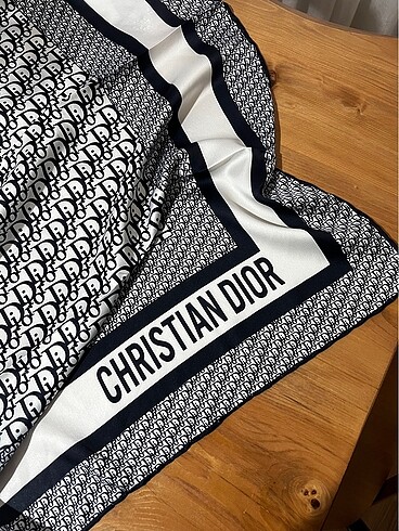 Dior eşarp