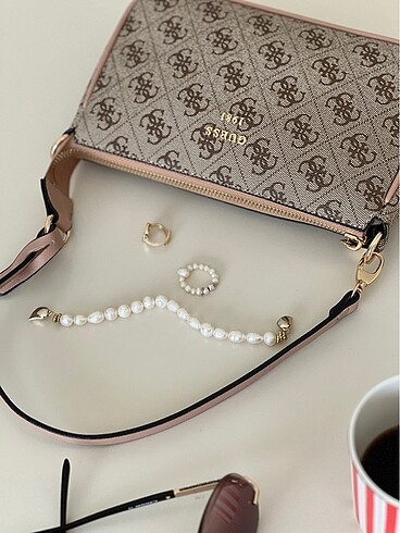Diğer Guess monogram desen