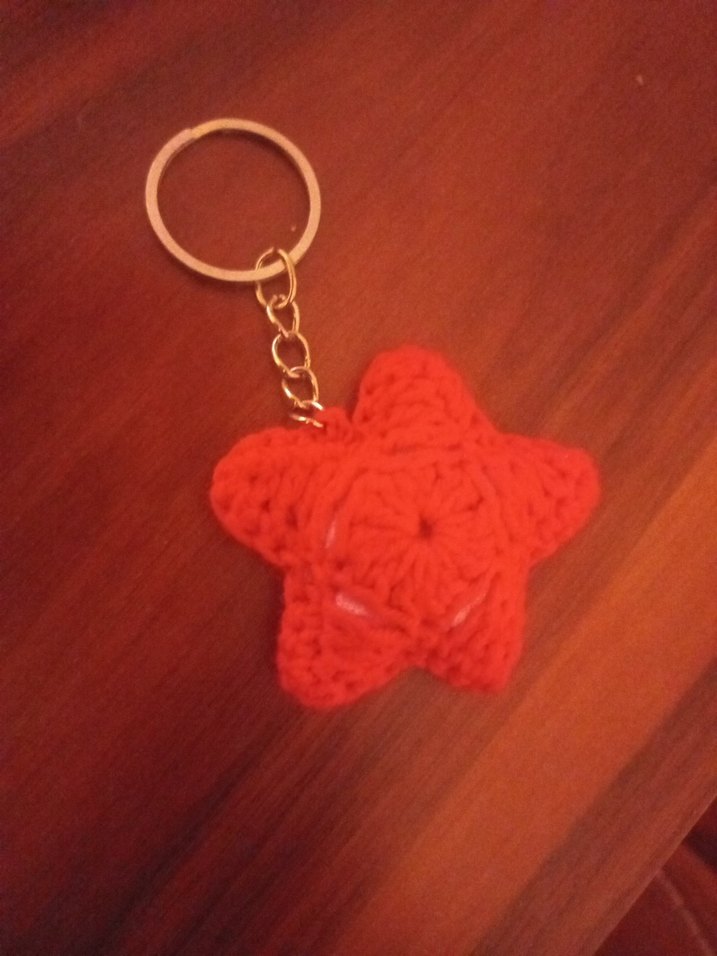 Örgü Kırmızı Yıldız Anahtarlık - Görsel 2