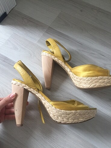 Sarı topuklu ayakkabı