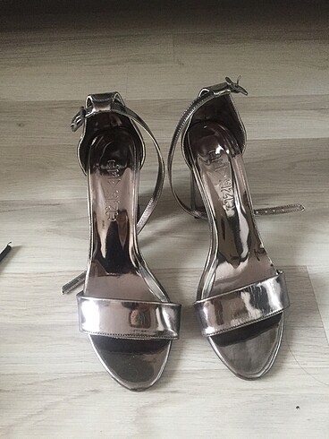 Zara Metalik topuklu ayakkabı
