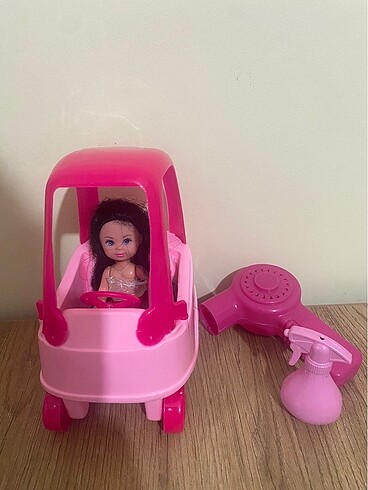 Arabasıyla minik Barbie ve aksesuarları