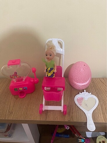 Beden Renk Minik Barbie ve bebek arabası