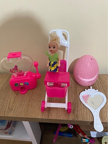 Beden Minik Barbie ve bebek arabası